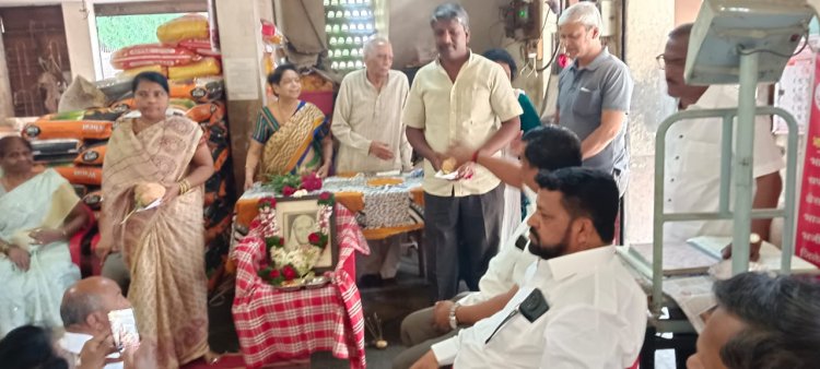 वैधव्याच्या  दुःखाला सामोरे जाताना आई कधीच खचली नाही, उलट ती पदर खोचून नियतीविरुद्ध उभी राहिली