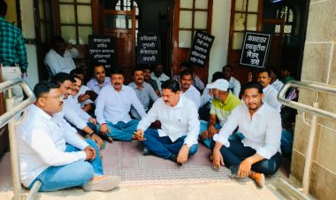 बांधकाम विभागाच्या  अधिकाऱ्याच्या चुकीमुळे  निधी परत गेल्याने शासकीय कंत्राटदारांचे ठिय्या आंदोलन 