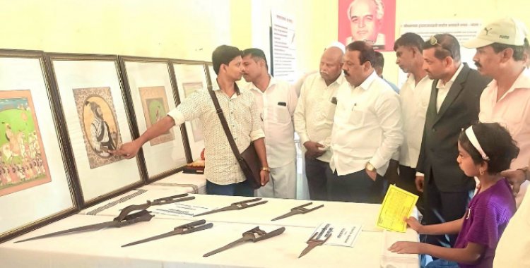 पुरंदर तालुक्यातील विद्यार्थी आणि ग्रामस्थांनी घेतला शिवकालीन ऐतिहासिक जुन्या शस्त्रांचा अनुभव