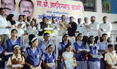 वाढदिवसाच्या अनावश्यक खर्चाला फाटा देत गरजू विद्यार्थ्यांना १ लाखांची शिष्यवृत्ती अन् शालेय साहित्याचे वाटप! 