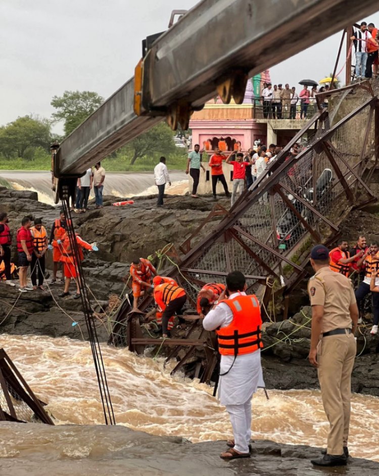 The iron bridge collapsed :- मावळ तालुक्यातील कुंडमळा येथे इंद्रायणी नदीवरील लोखंडी पूल कोसळला, दोघांचा मृत्यू