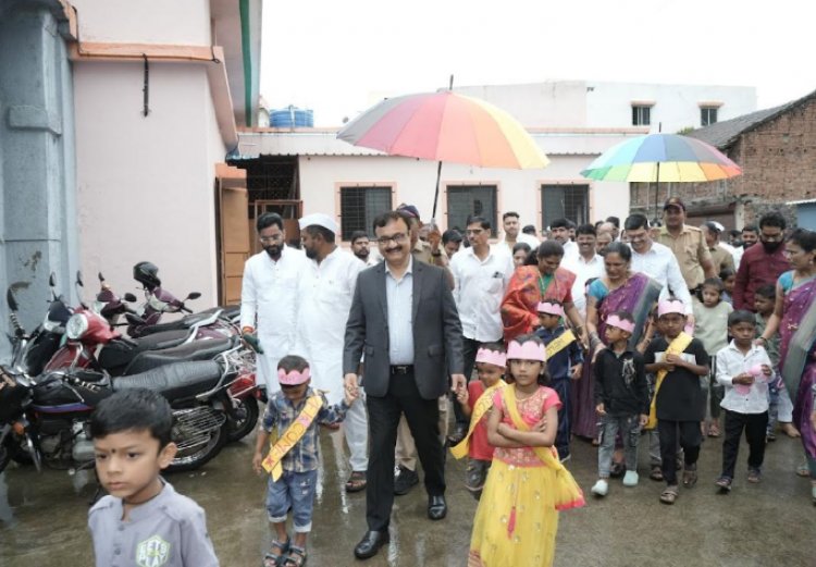 पुण्याचे विभागीय आयुक्त चंद्रकांत पुलकुंडवार बनले झेडपी शाळेतील चिमुकल्यांचे पालक!