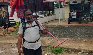He lifted the plow on his shoulder and set off on foot for the ministry :-  थेट खांद्यावर उचलला नांगर अन् पायी धरली मंत्रालयाची वाट, कर्जमाफीच्या मागणीसाठी शेतकरी बनला मंत्रालयाचा 'वारकरी'!
