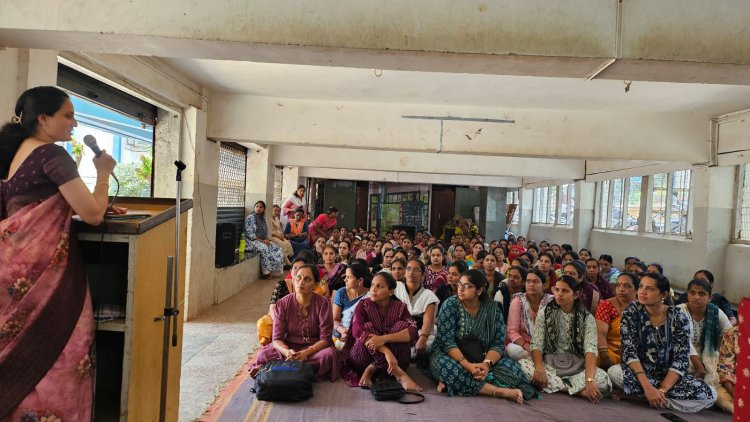 Guidance for parents of teenage girls : किशोरवयीन मुलींना हवा आईचा प्रेमाचा सहवास, प्रेमाचा स्पर्श आणि प्रेमाचे शब्द! 