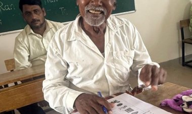 'Grandfather' with a passion for education : 'आजोबां'नी चक्क वयाच्या पंचाहत्तरीत दिली नवसाक्षरतेची लेखी परीक्षा! 