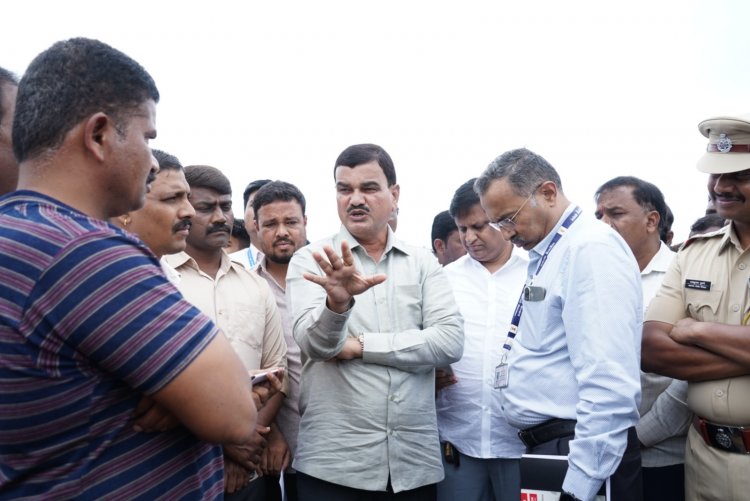 Agriculture minister dattatray bharne sansar visit : राज्याचे कृषीमंत्री दत्तात्रेय भरणे यांनी इंदापूर तालुक्यातील पुरग्रस्त भागातील ग्रामस्थांशी साधला संवाद 