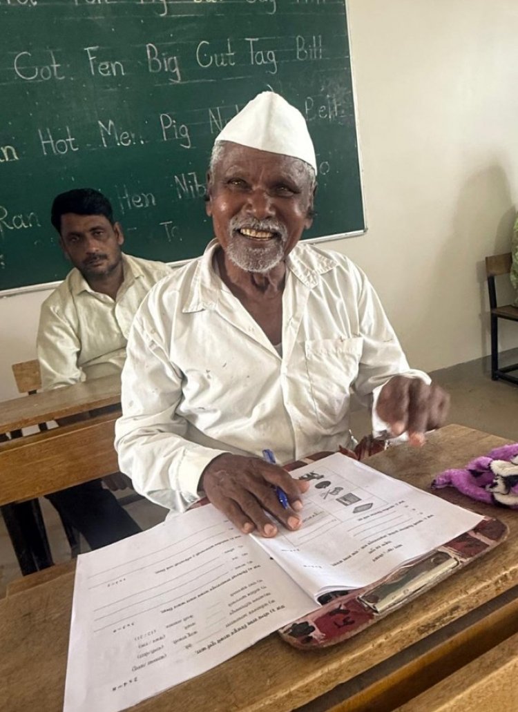 'Grandfather' with a passion for education : 'आजोबां'नी चक्क वयाच्या पंचाहत्तरीत दिली नवसाक्षरतेची लेखी परीक्षा! 